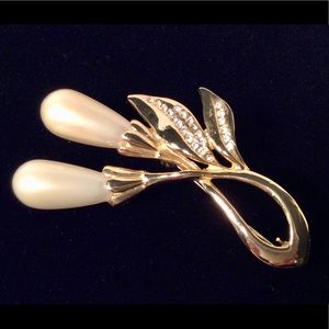 🛍3/$15 SALE     Lovely double stem brooch